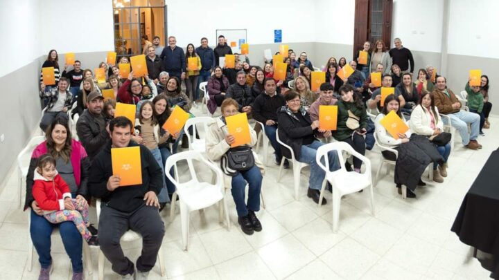 Villa Santa Rosa: 70 familias recibieron sus certificados del Banco de Tierras