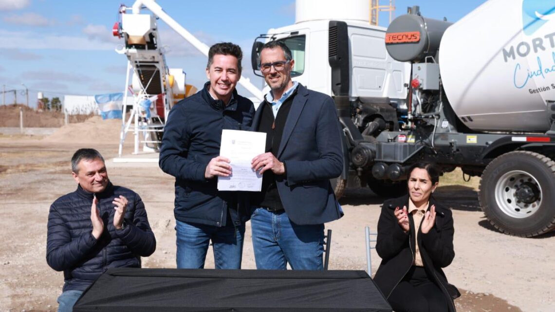 Morteros: Calvo entregó fondos para pavimentar calles