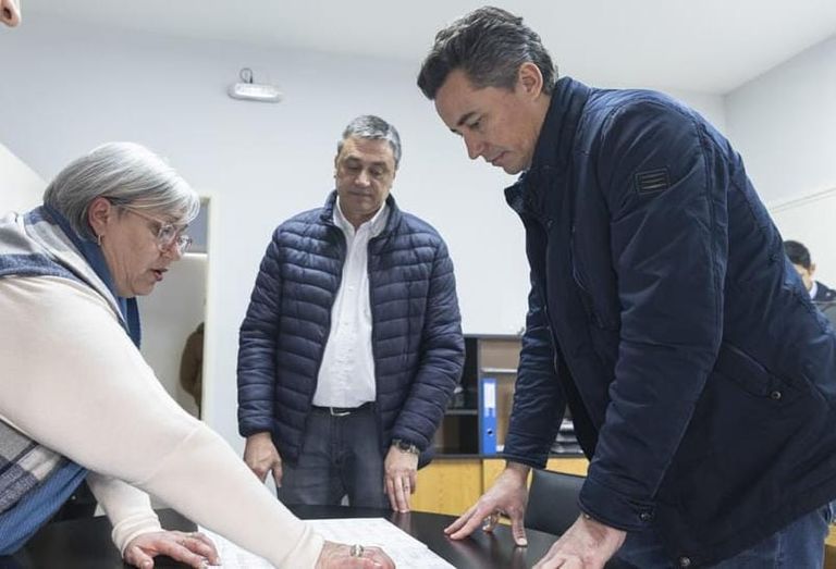 Calvo entregó fondos para obras en Porteña y Brinkmann