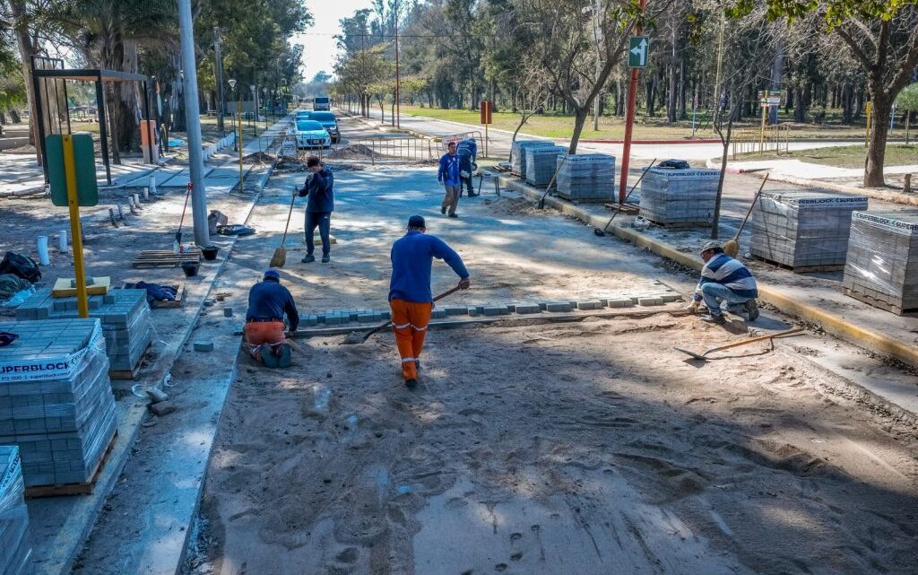 Arroyito: avanzan con el adoquinado de la Avenida Costanera Arroyito: avanzan con el adoquinado de la Avenida Costanera