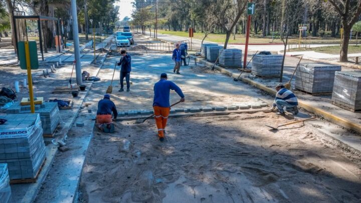 Arroyito: avanzan con el adoquinado de la Avenida Costanera