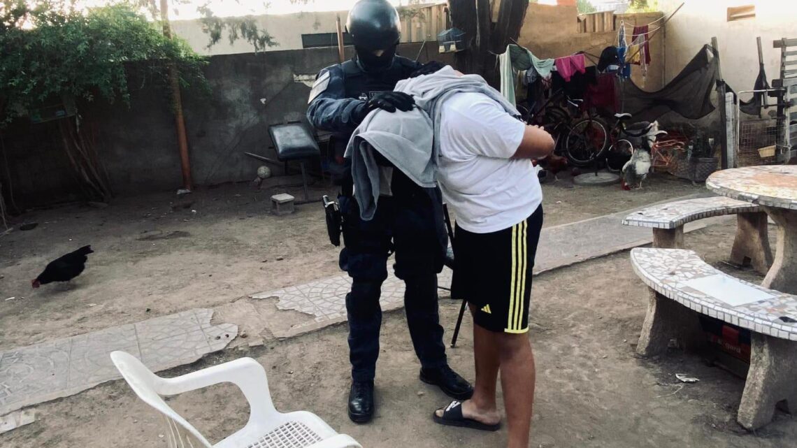 Arroyito: tiró la droga al techo de un vecino al llegar la FPA Arroyito: tiró la droga al techo de un vecino al llegar la FPA