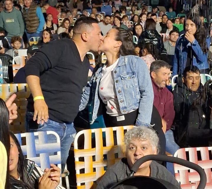 Le pidió matrimonio en La Para Recicla y desató la ovación del público Le pidió matrimonio en La Para Recicla y desató la ovación del público