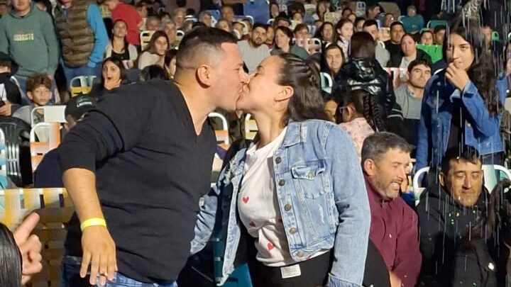 Le pidió matrimonio en La Para Recicla y desató la ovación del público
