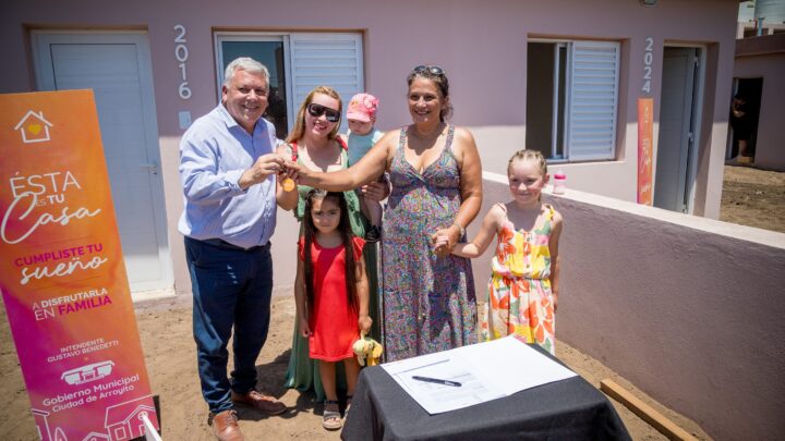 Arroyito: Benedetti entregó 12 nuevas viviendas