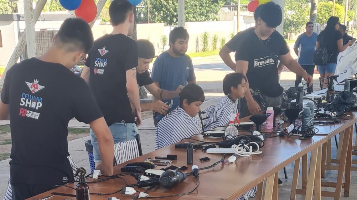 Arroyito: peluqueros cortaron gratis el pelo a más de 70 niños
