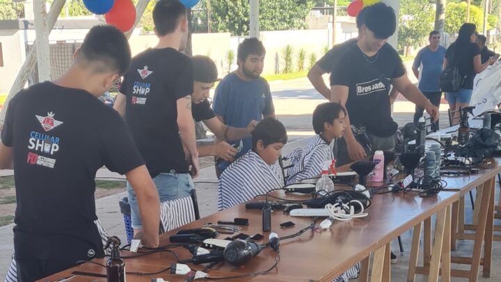 Arroyito: peluqueros cortaron gratis el pelo a más de 70 niños