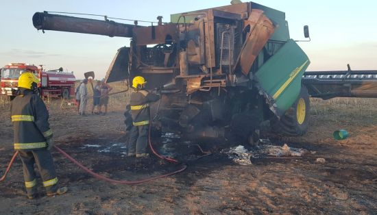 Colonia San Pedro: incendio de una cosechadora