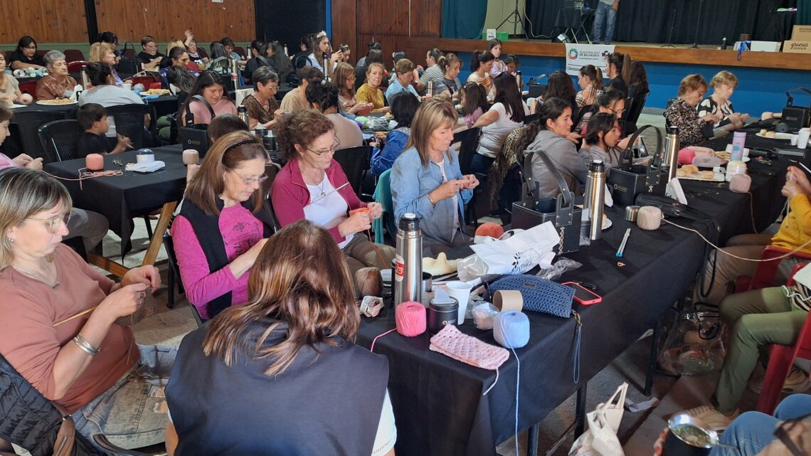 Balnearia solidaria: “Manos que Cobijan”, un centenar de mujeres tejedoras confeccionan mantas para quienes más lo necesitan