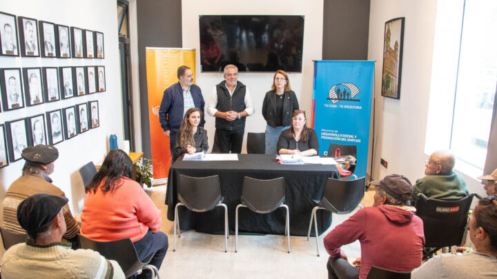 Villa Santa Rosa: 18 familias recibieron las escrituras de sus hogares