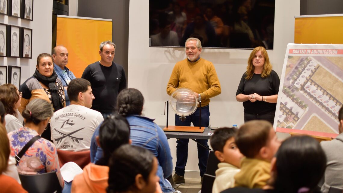 Villa Santa Rosa: se sorteó el orden de entrega de 14 viviendas