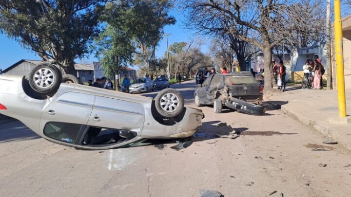 San Francisco: impactante vuelco en barrio La Milka un auto terminó con las ruedas hacia arriba
