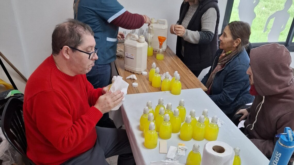 La Puerta: reciclaje solidario, envases de alcohol en gel se transforman en productos útiles para la comunidad La Puerta: reciclaje solidario, envases de alcohol en gel se transforman en productos útiles para la comunidad