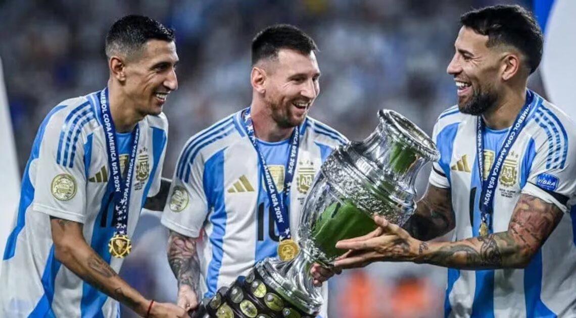 Las copas de la Selección Argentina se exhiben este sábado en Miramar de Ansenuza