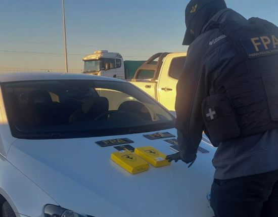Tres personas detenidas por tráfico de drogas en un control sobre la Ruta 19 Tres personas detenidas por tráfico de drogas en un control sobre la Ruta 19