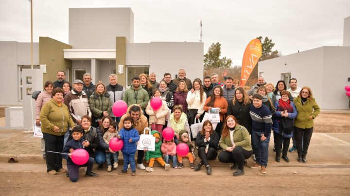 Villa Santa Rosa: 12 familias recibieron sus viviendas del Plan ORVIM 3