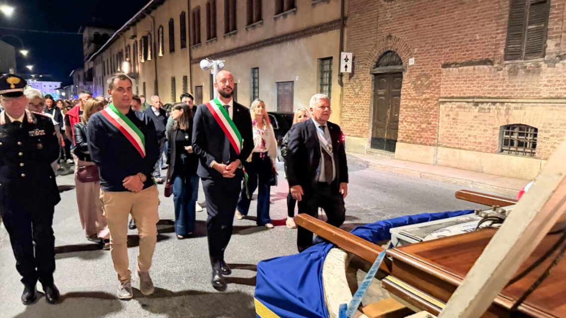 Benedetti en Italia ratificando el hermanamiento de Arroyito y Verzuolo Benedetti en Italia ratificando el hermanamiento de Arroyito y Verzuolo