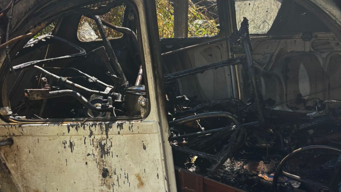 Bomberos de Balnearia sofocaron incendio de pastizales con propagación a vehículo Bomberos de Balnearia sofocaron incendio de pastizales con propagación a vehículo