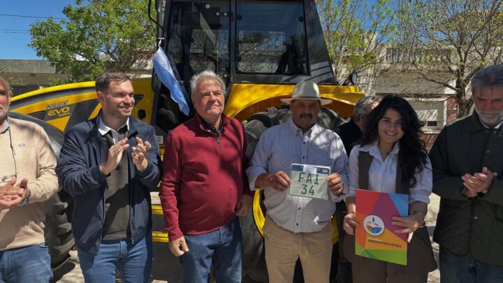 La Francia recibió un nuevo tractor para fortalecer el mantenimiento de caminos rurales