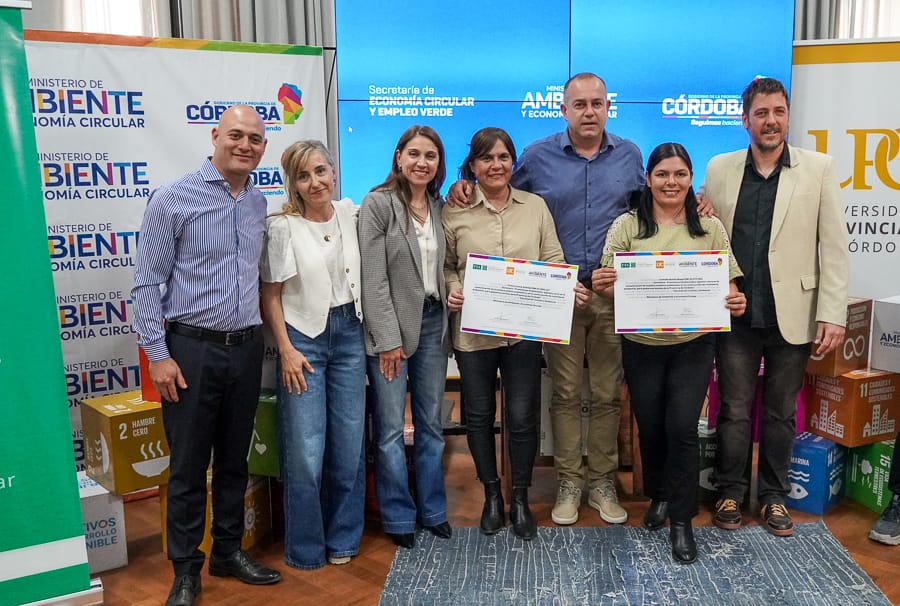 La Para se sumó a la formación de Promotores Ambientales con un proyecto innovador de madera plástica La Para se sumó a la formación de Promotores Ambientales con un proyecto innovador de madera plástica