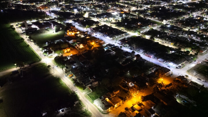 Villa Santa Rosa avanza con la modernización del alumbrado público