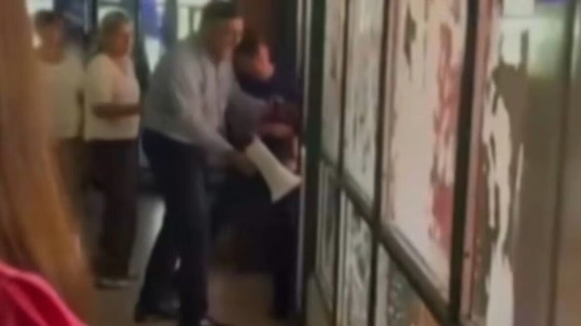 Escándalo en Arroyito: en la Escuela Vélez Sarsfield, alumnos intentaron ingresar por la fuerza en su “último día”