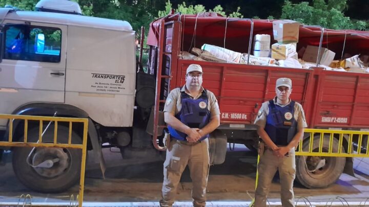 Dos hombres fueron detenidos en zona rural de Villa Santa Rosa con un camión cargado de agroquímicos y semillas sustraídas