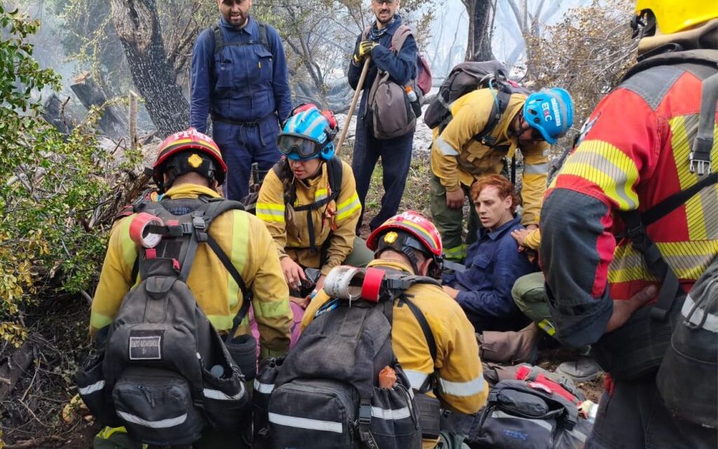 Bomberos cordobeses rescataron a dos personas en medio del combate del fuego en Chubut