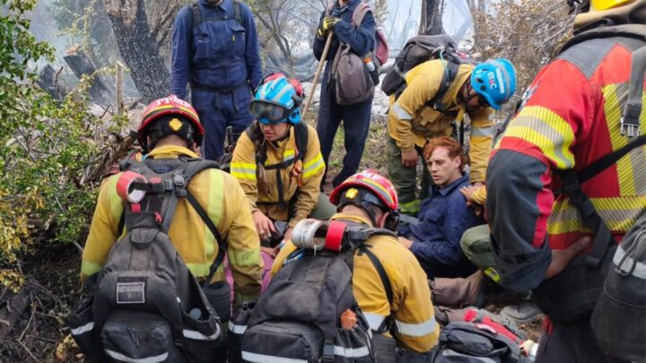 Bomberos cordobeses rescataron a dos personas en medio del combate del fuego en Chubut