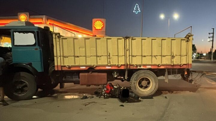 Tragedia vial en Villa Santa Rosa: dos jóvenes perdieron la vida tras un choque con un camión