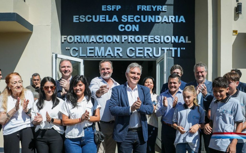 Freyre: Llaryora inauguró la primera Escuela Secundaria con Formación Profesional en Industrialización de Productos Lácteos del país