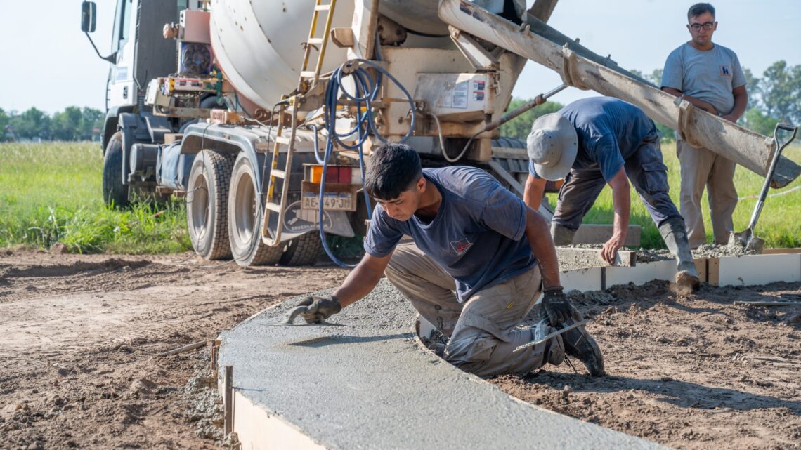 Arroyito avanza con la etapa final de reordenamiento vial en el sector del balneario municipal