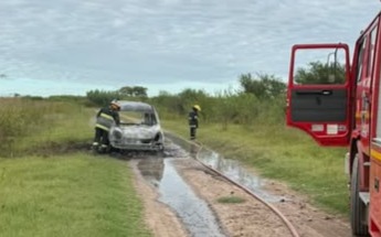 Incendio destruyó por completo un utilitario en zona rural de Villa Santa Rosa