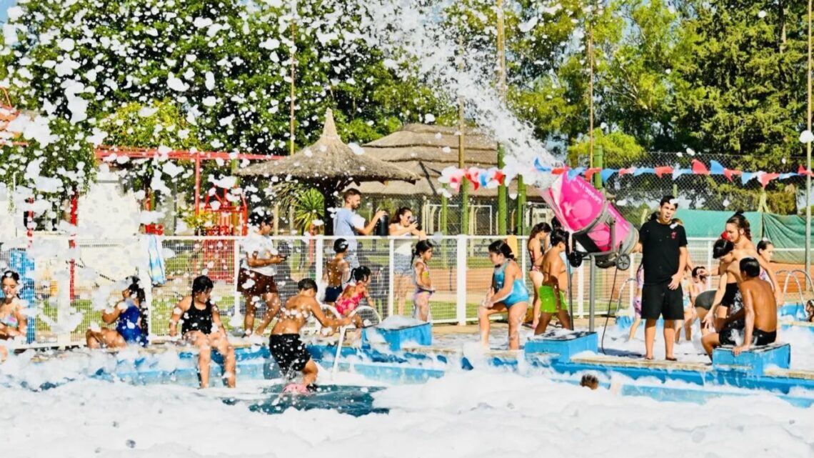 Altos de Chipión cerró la temporada del natatorio municipal con una Fiesta de la Espuma