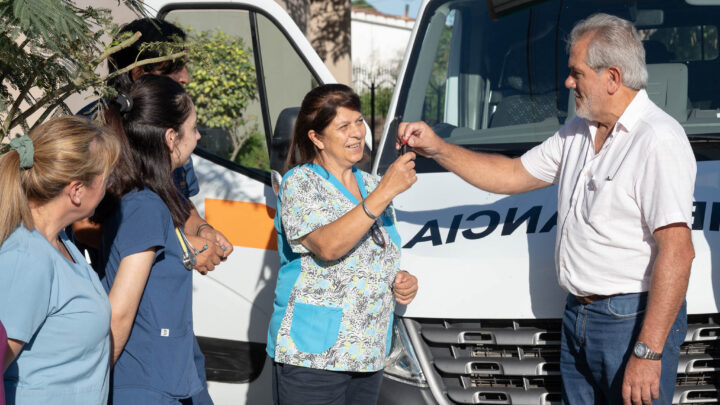 Villa Santa Rosa suma una nueva ambulancia y refuerza tareas de limpieza urbana