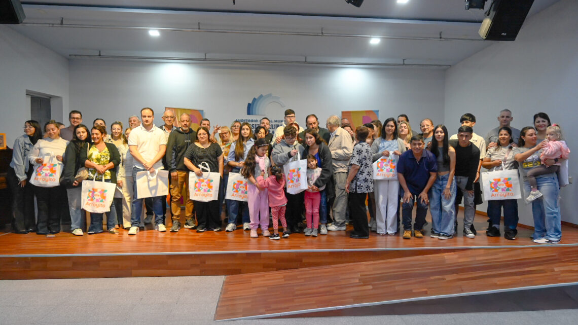 Arroyito: 21 familias recibieron las llaves de su vivienda