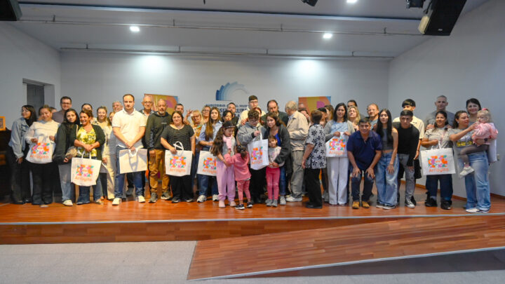 Arroyito: 21 familias recibieron las llaves de su vivienda