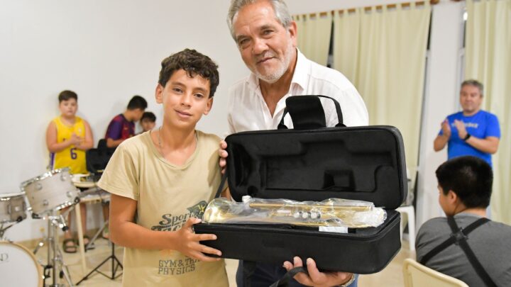 Villa Santa Rosa: entregaron nuevos instrumentos a la Banda Infanto Juvenil