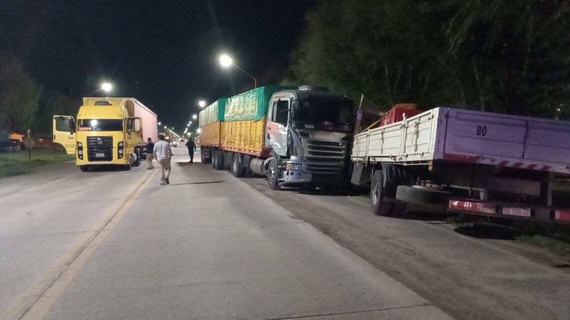 Choque en cadena entre tres camiones en Ruta Nacional 19 a la altura de La Francia