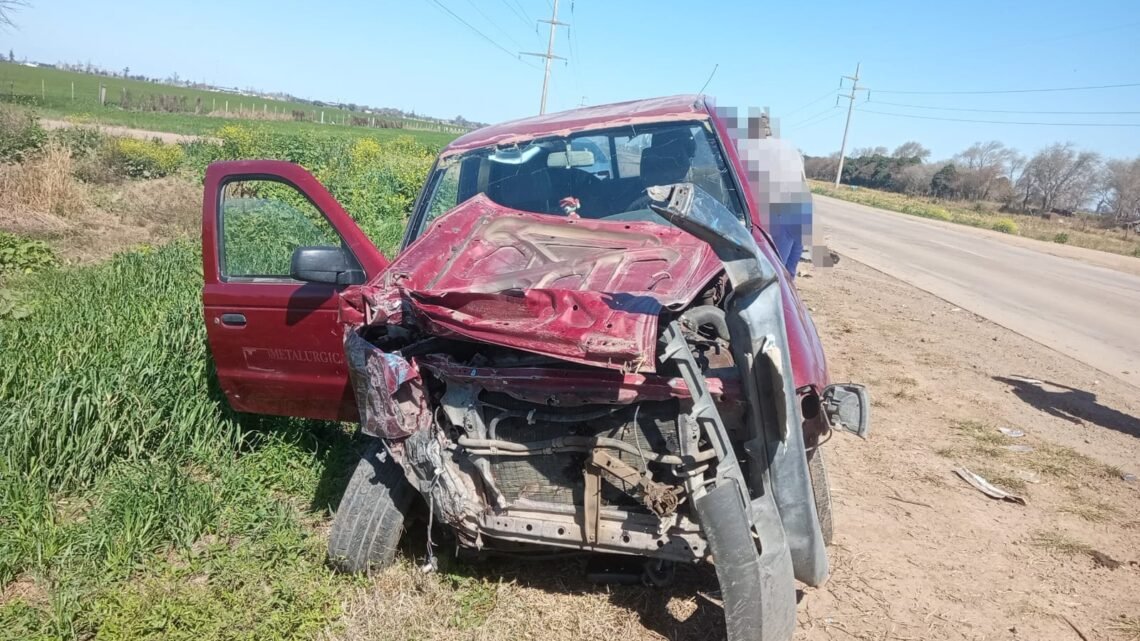 Choque entre un colectivo y una camioneta sobre la Ruta Provincial 1, cerca de Freyre