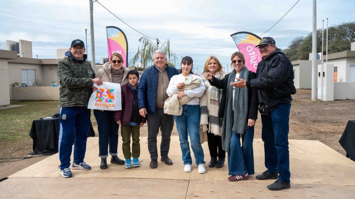 Arroyito: Benedetti entregó las llaves de 16 nuevas viviendas