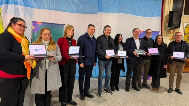 Escuelas de Ansenuza recibieron 278 netbooks en el marco de TecnoPresente, vouchers del programa FORTEC@Cba y kits de robótica