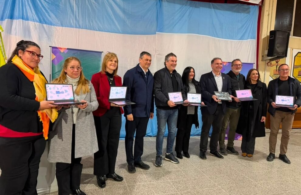 Escuelas de Ansenuza recibieron 278 netbooks en el marco de TecnoPresente, vouchers del programa FORTEC@Cba y kits de robótica