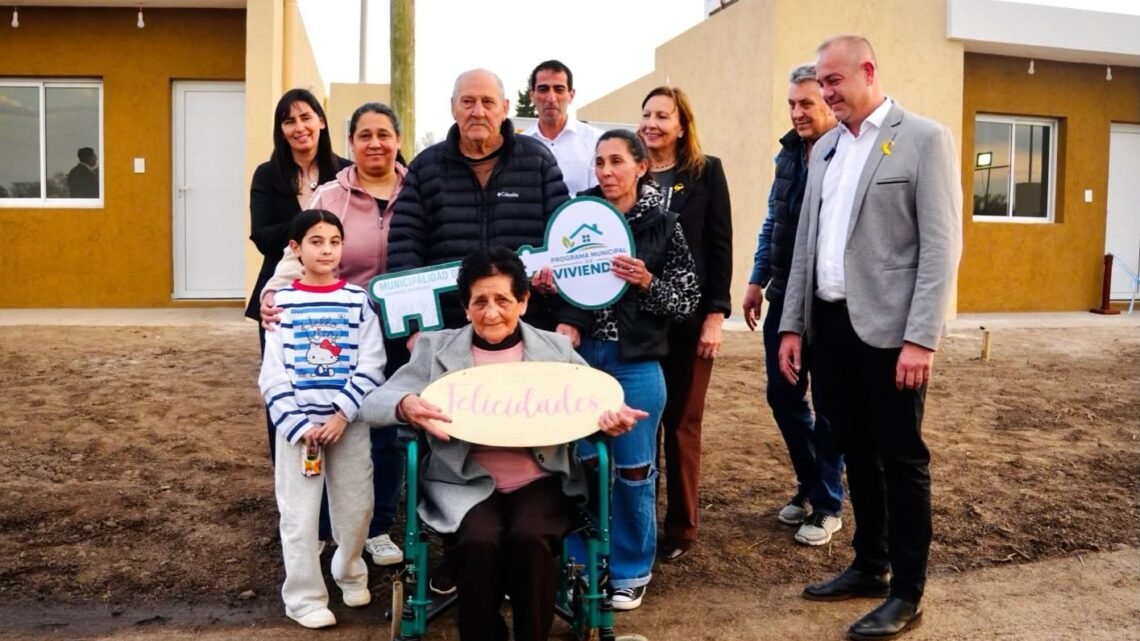 La Para entregó viviendas a 11 familias a través de programas habitacionales