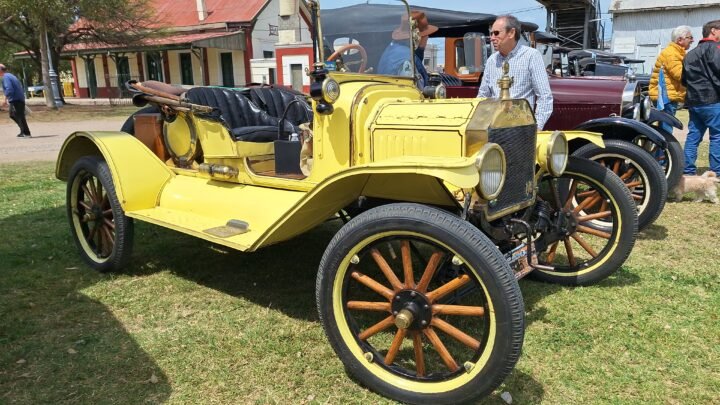 Más de 30 Ford T recorrieron la región de Ansenuza en un encuentro internacional