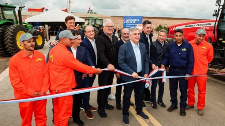 Llaryora inauguró un tramo de la Autopista 19 y destacó el empleo que genera la obra pública